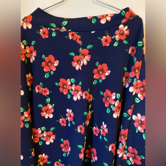 Plus size skirt. fits an XL-2XL. Very stretchy. Cute floral pattern. - Picture 3 of 4